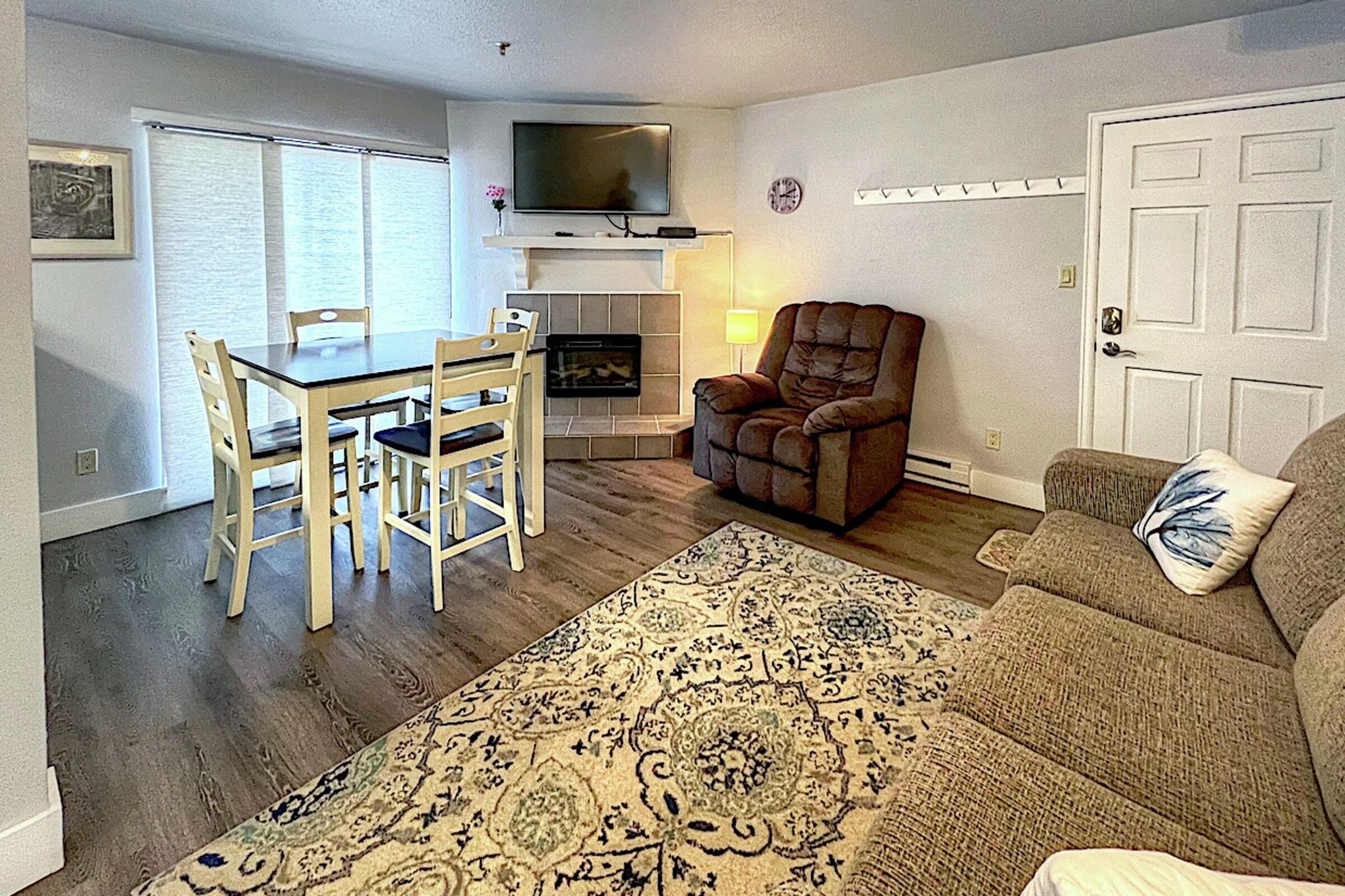 #309 - Living Room & Dining Room