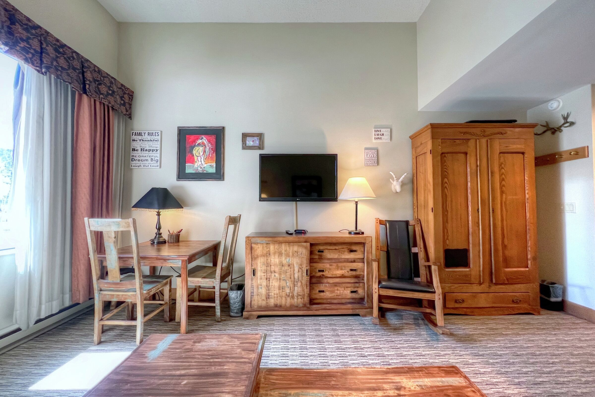 #174 - Studio Dining Area