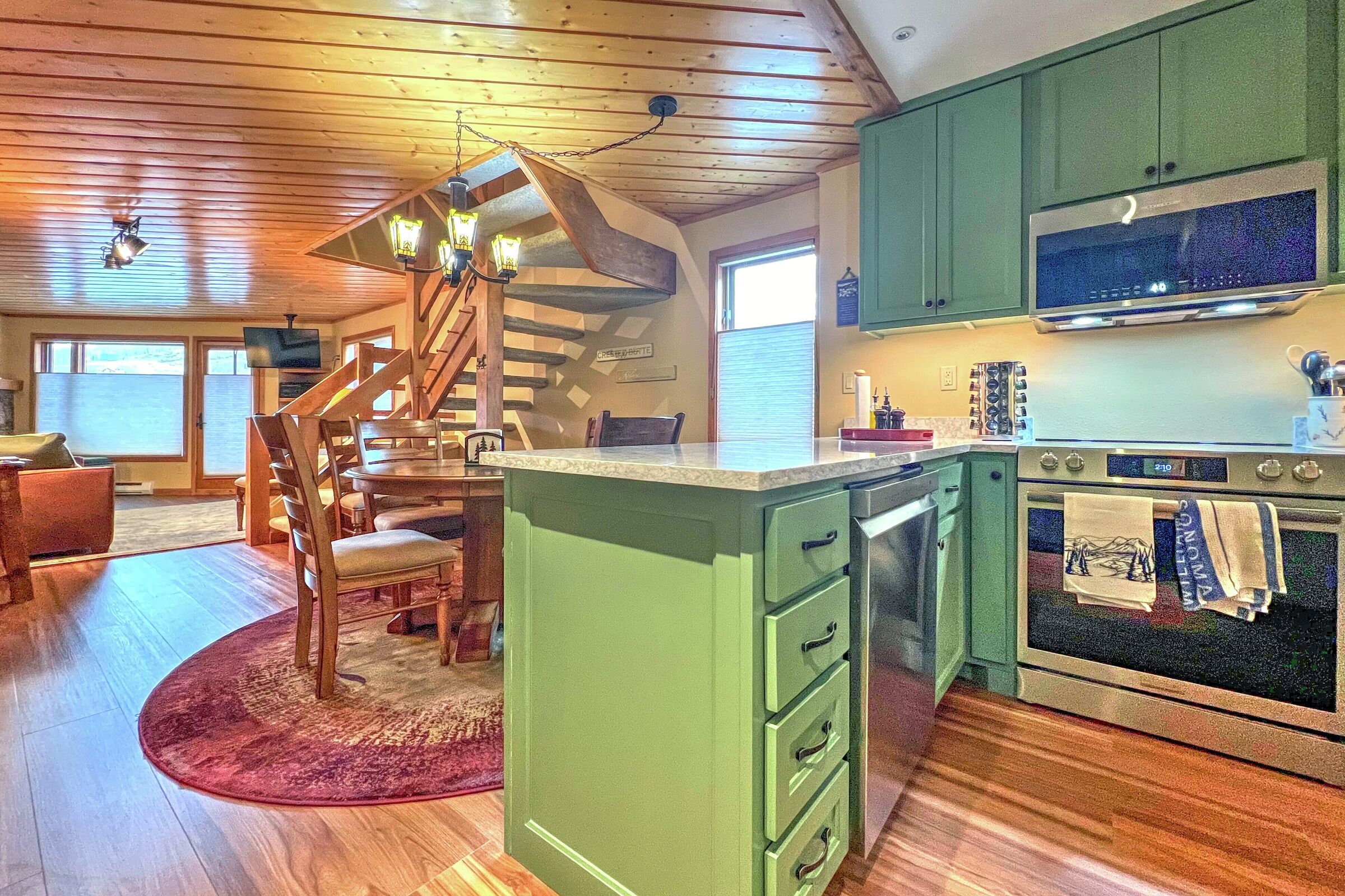 Kitchen & Dining Area