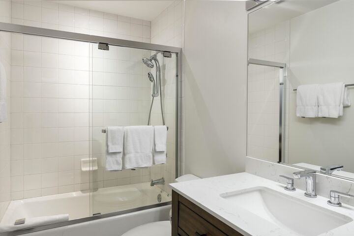 #E315 - Master Ensuite Bathroom