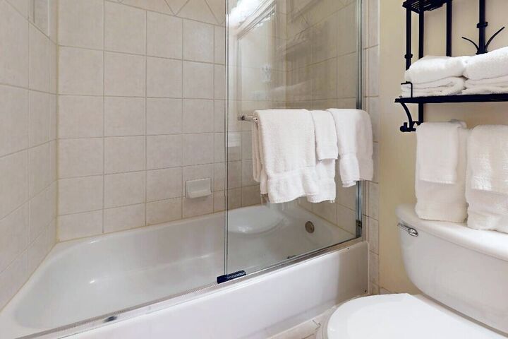 #E317 - Ensuite Bathroom