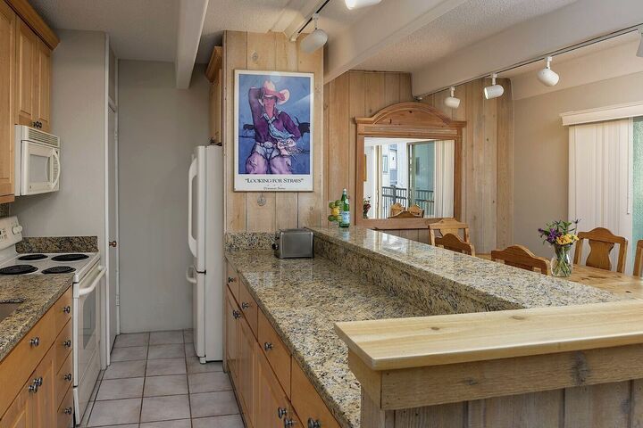 #313 - Dining Area & Kitchen
