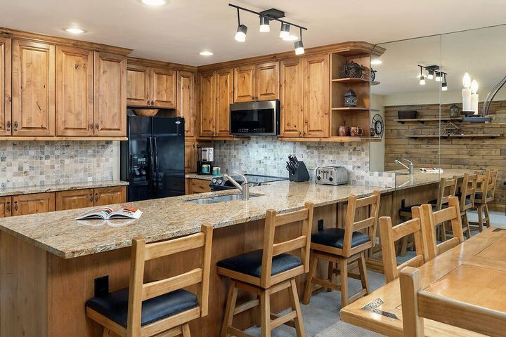 #312 - Dining Area & Kitchen