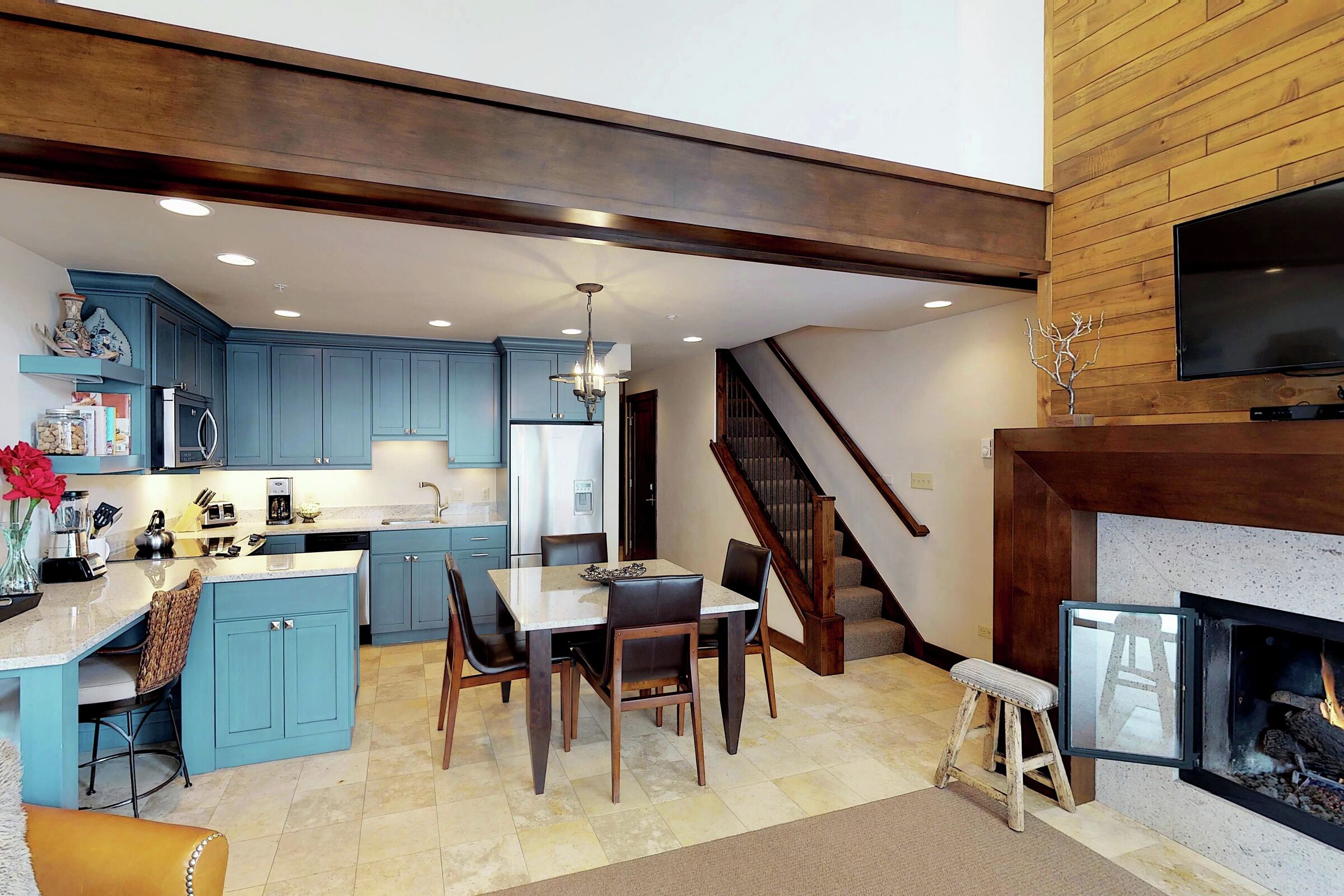 Dining Area & Kitchen