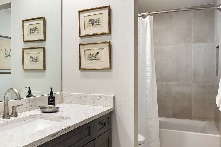 #410 - Bathroom