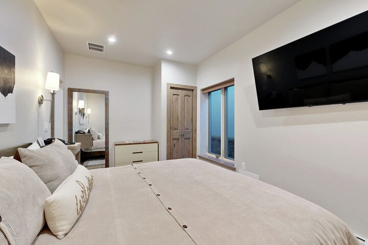 #257 - King Lodge Room Bedroom