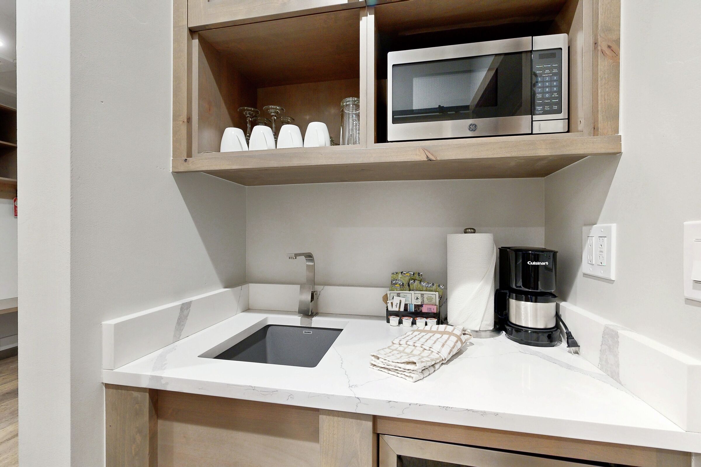 King Lodge Room Wet Bar