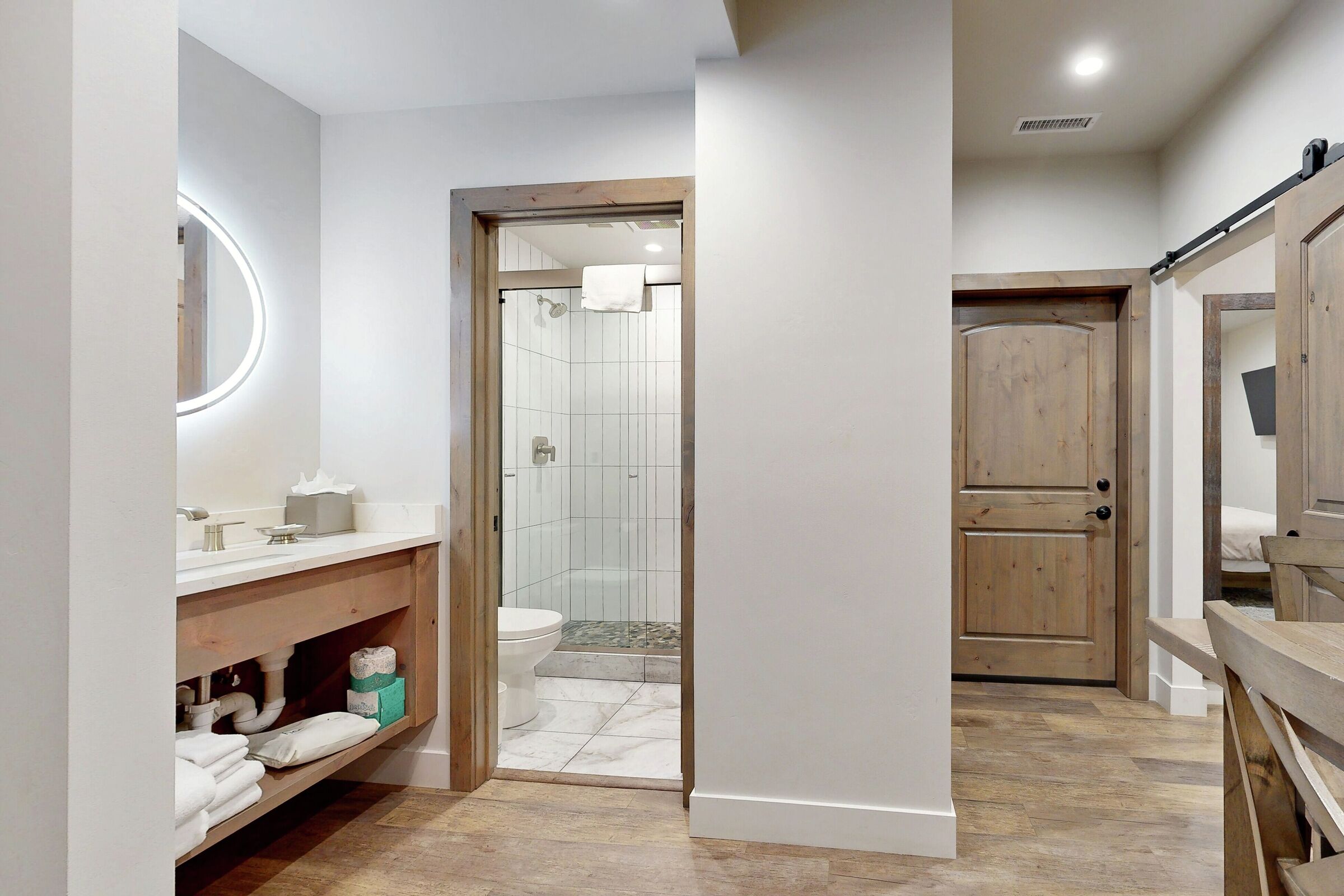 King Lodge Room Bathroom