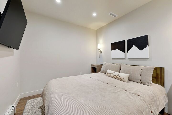 #257 - King Lodge Room Bedroom