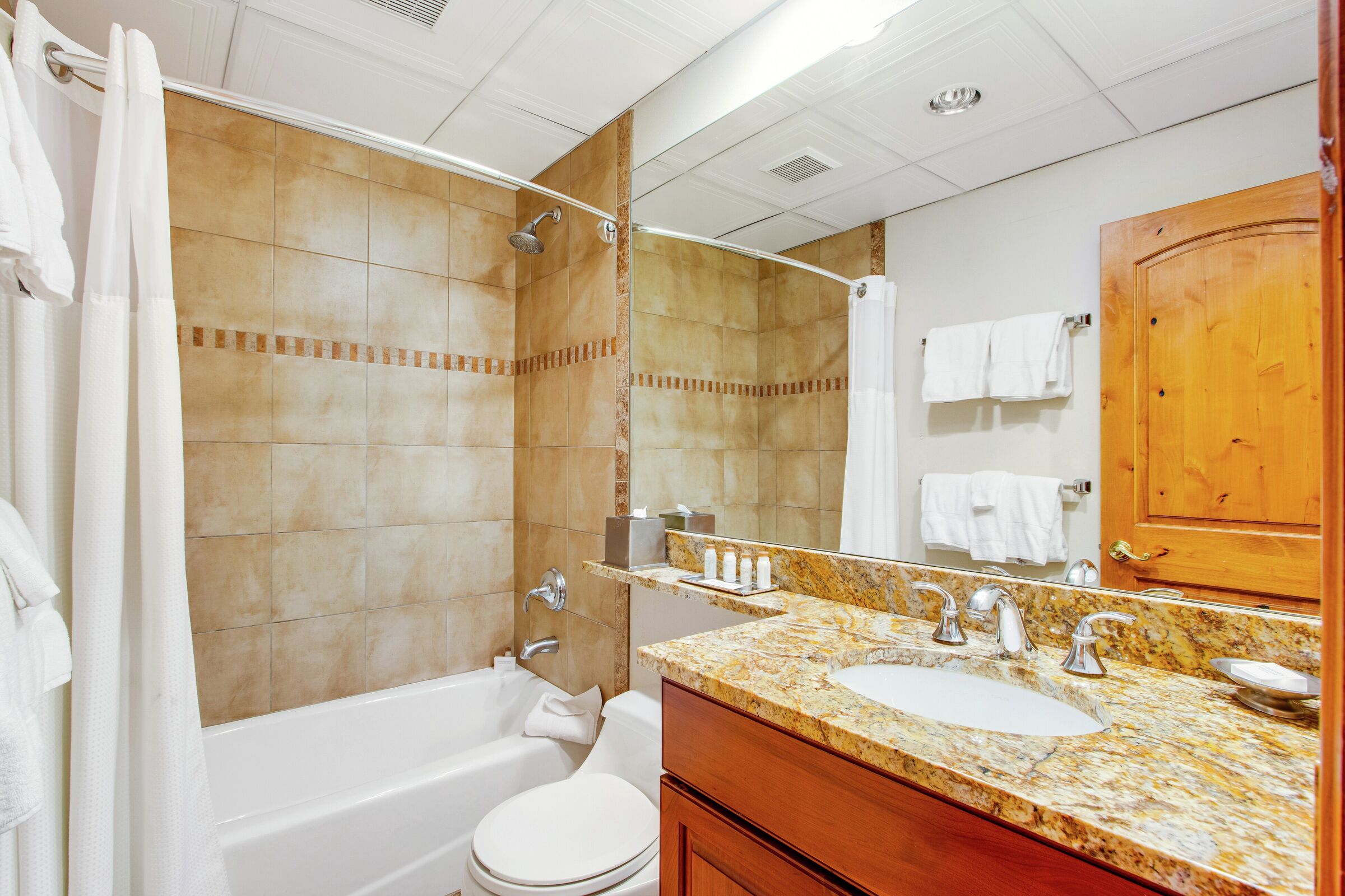 King Lodge Room Bathroom