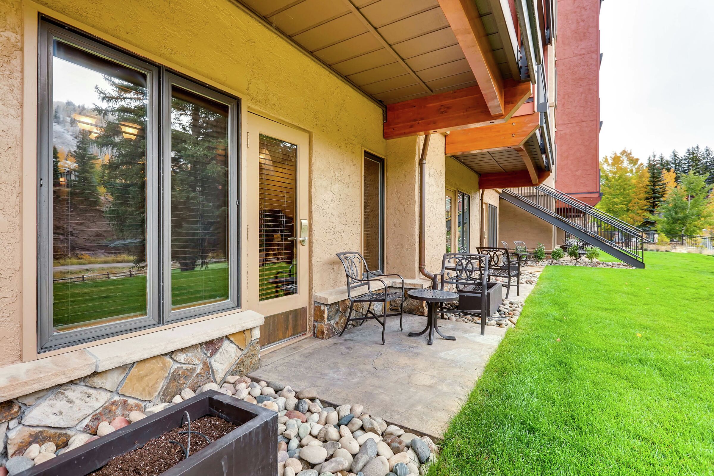 King Lodge Room Patio