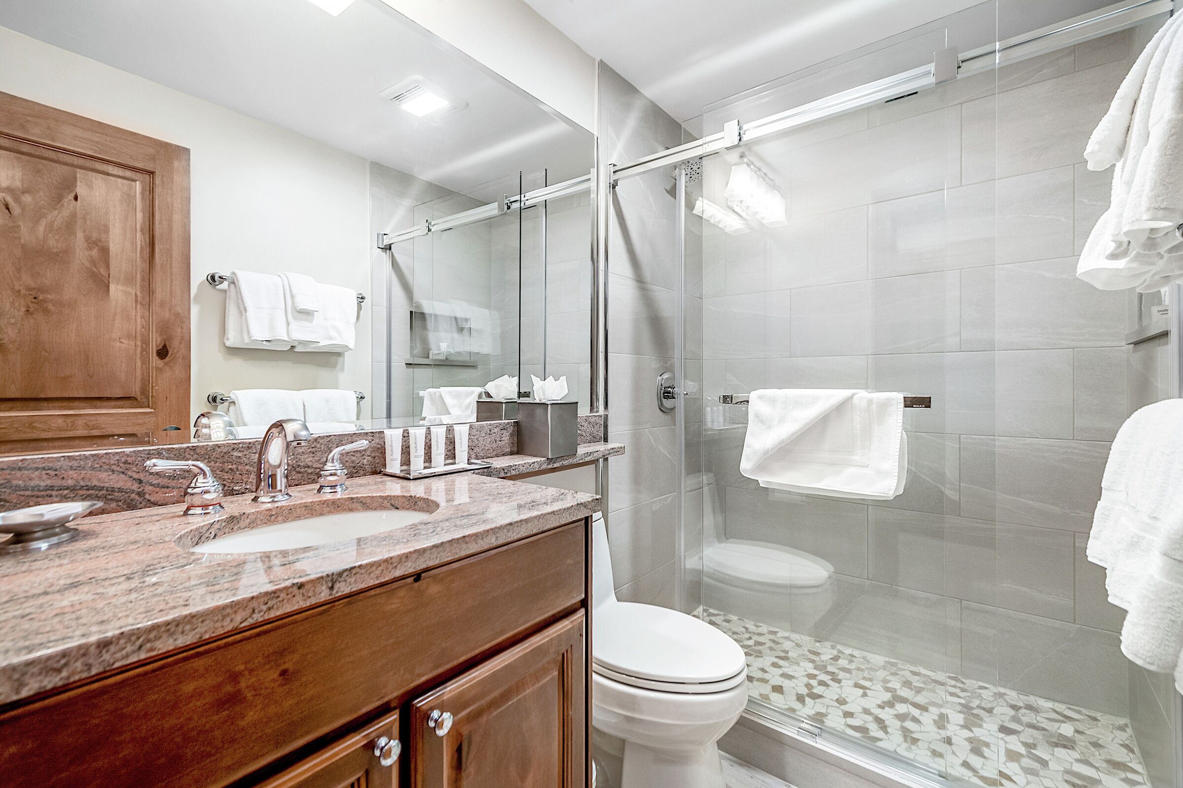 King Lodge Room Bathroom