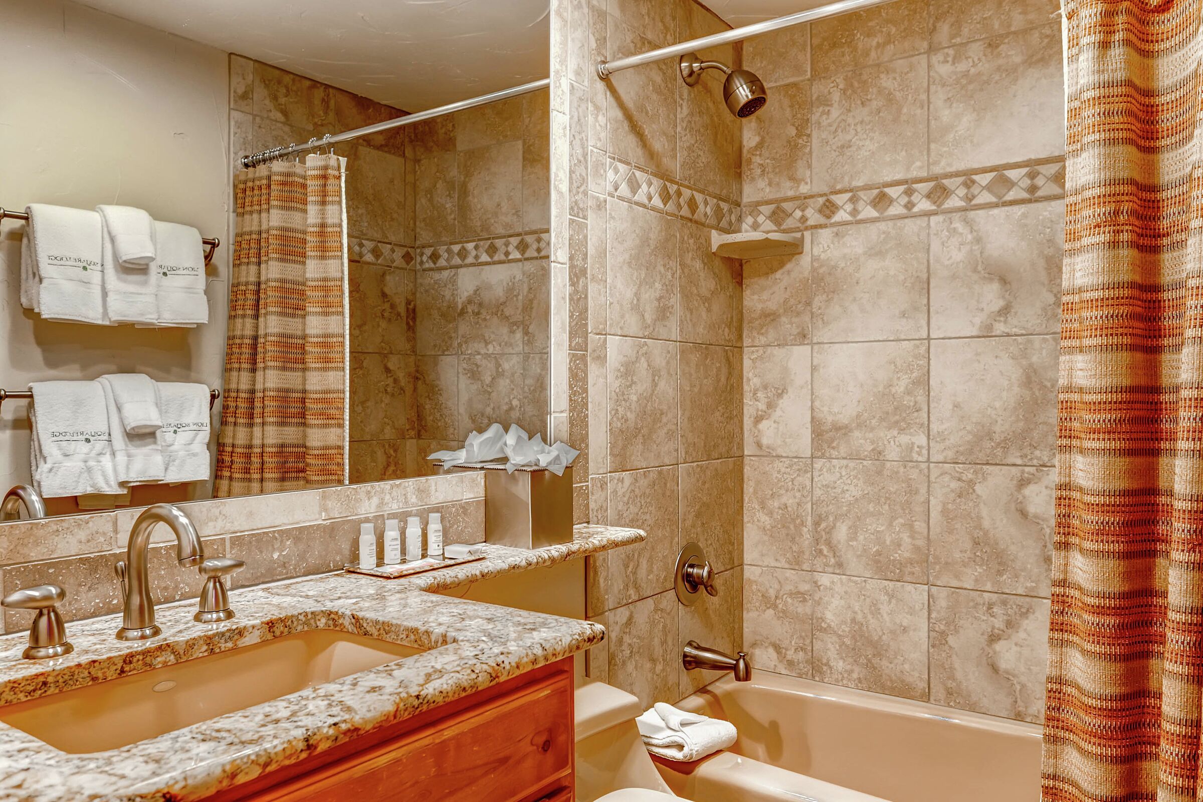 King Lodge Room Bathroom