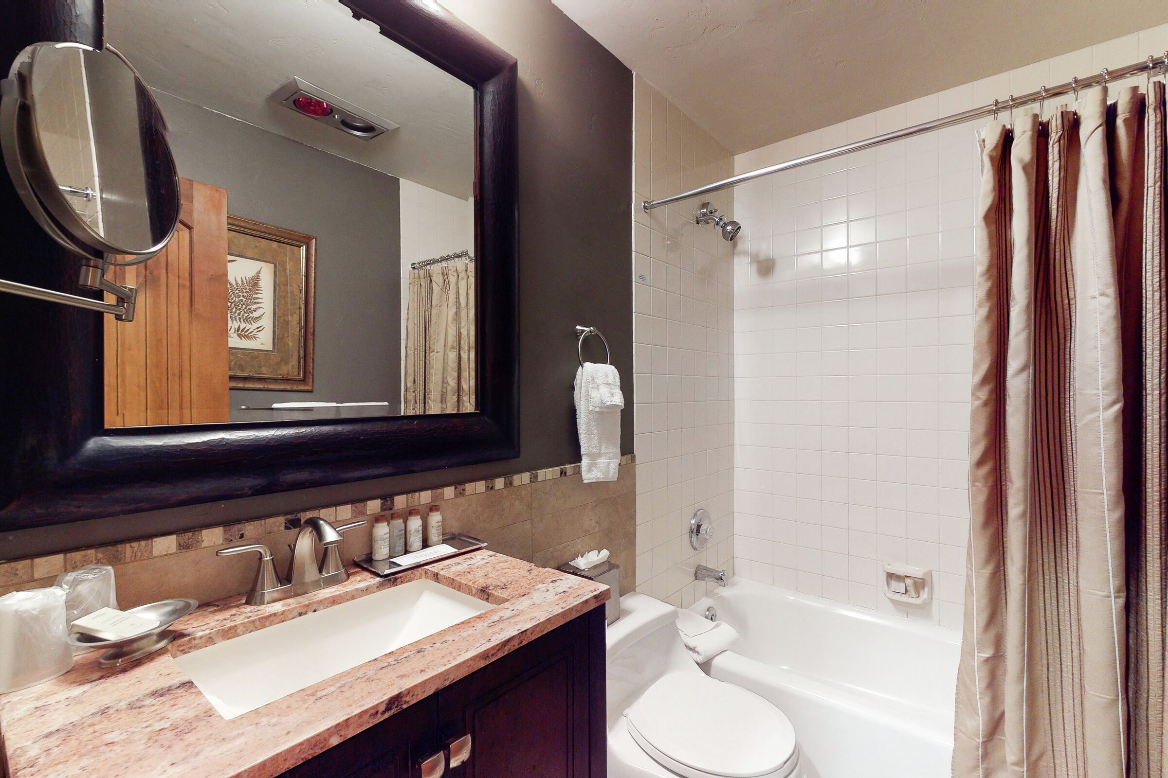 King Lodge Room Bathroom