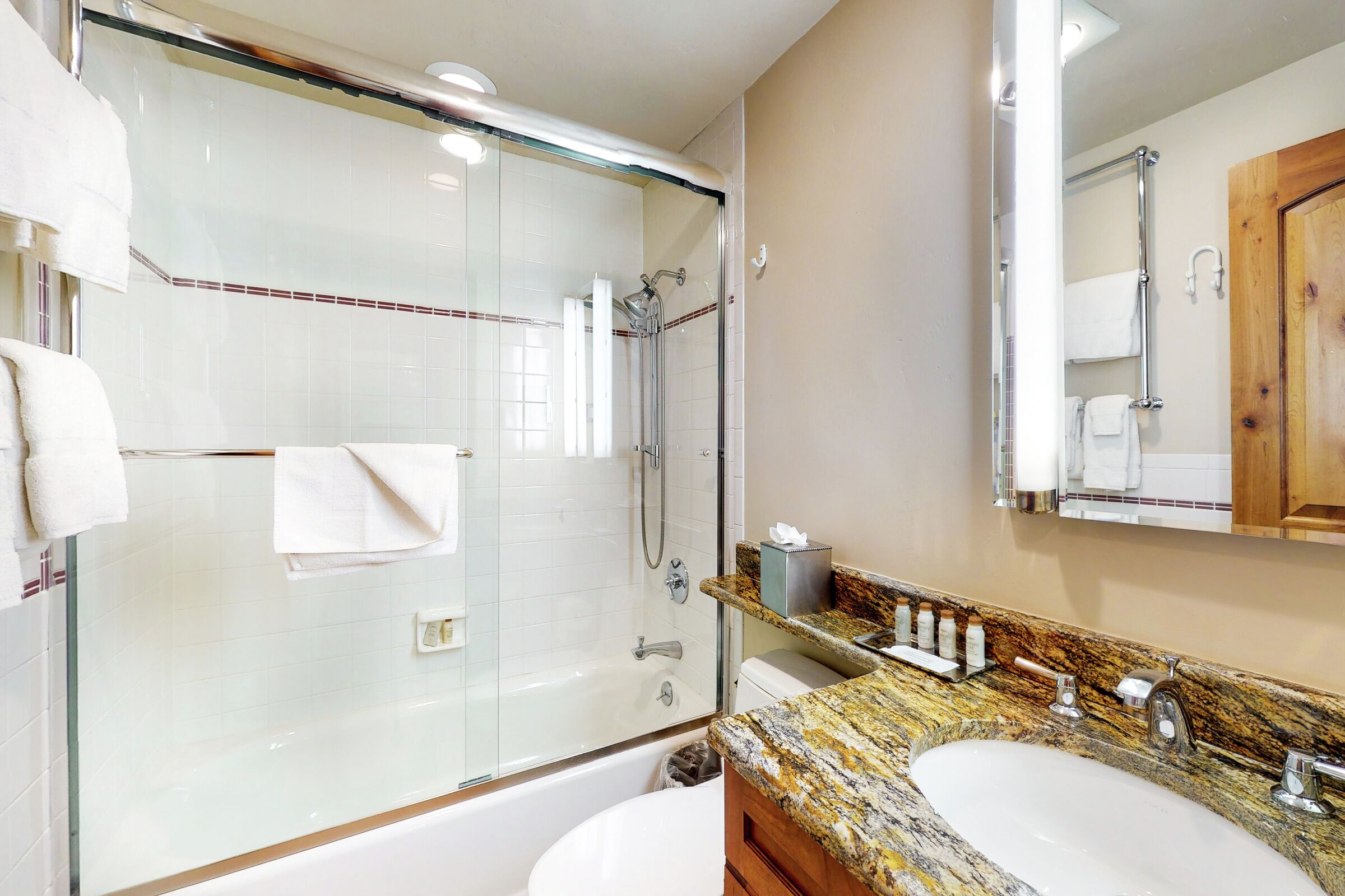 King Lodge Room Bathroom