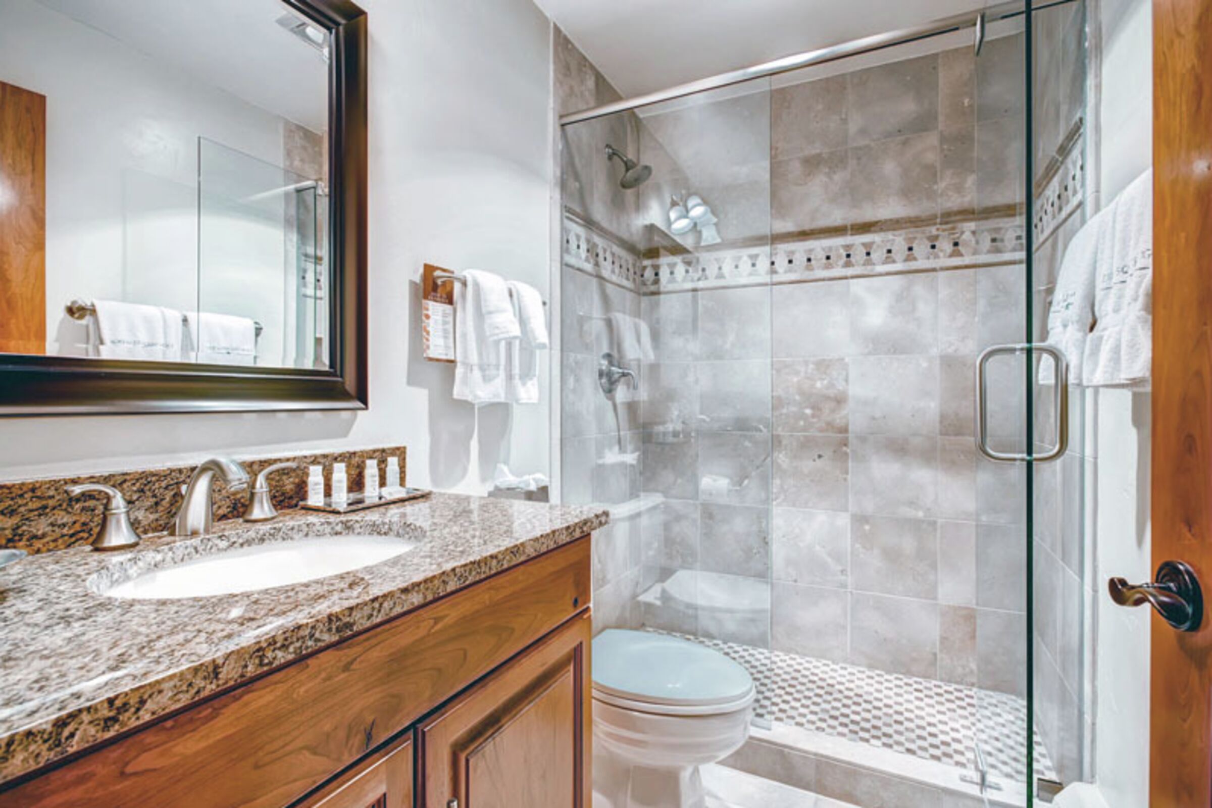 King Lodge Room Bathroom