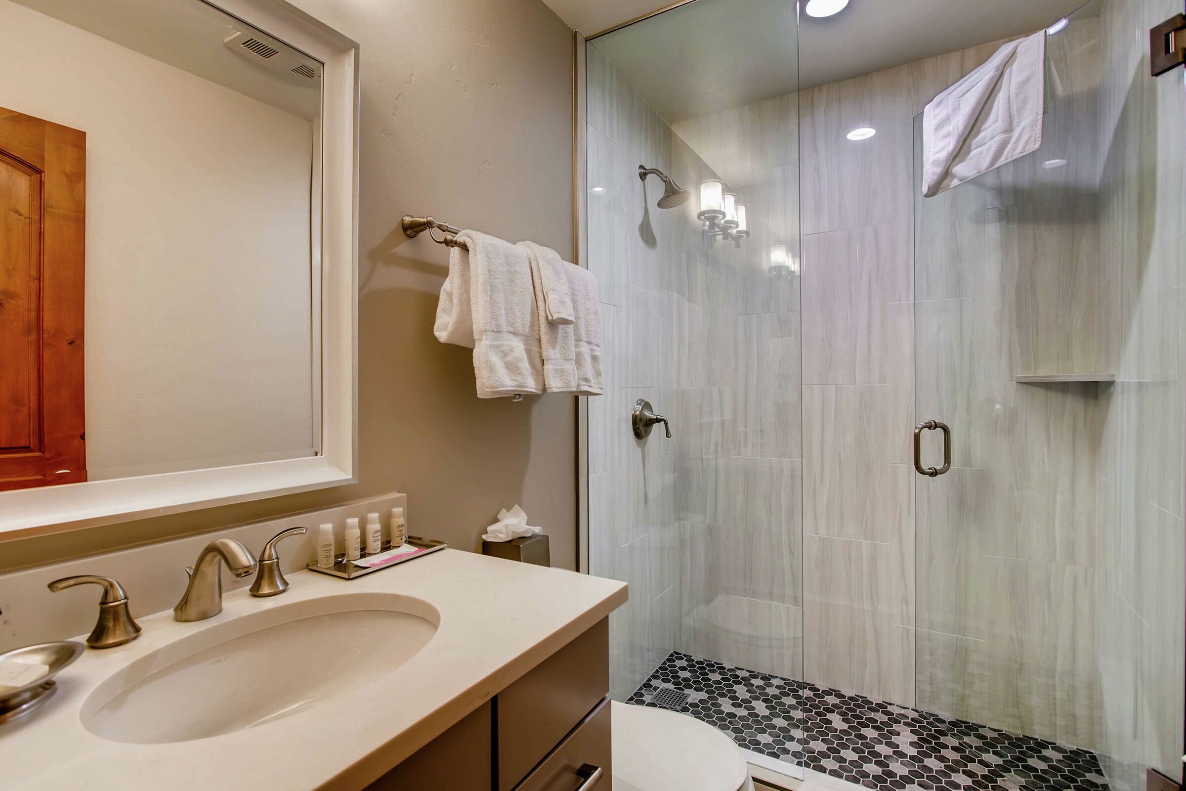 Two Queen Lodge Room Bathroom