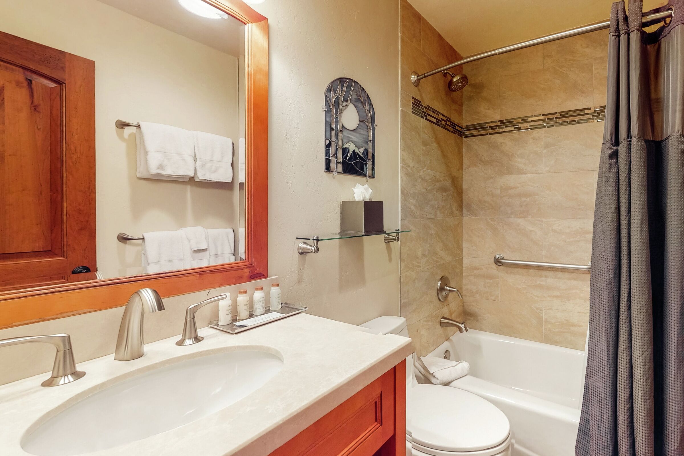 Two Queen Lodge Room Bathroom