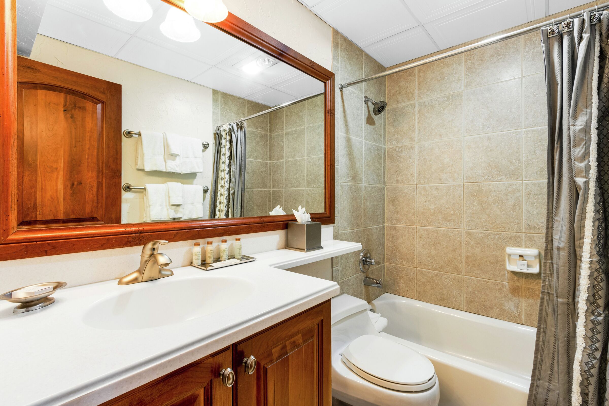 Two Queen Lodge Room Bathroom