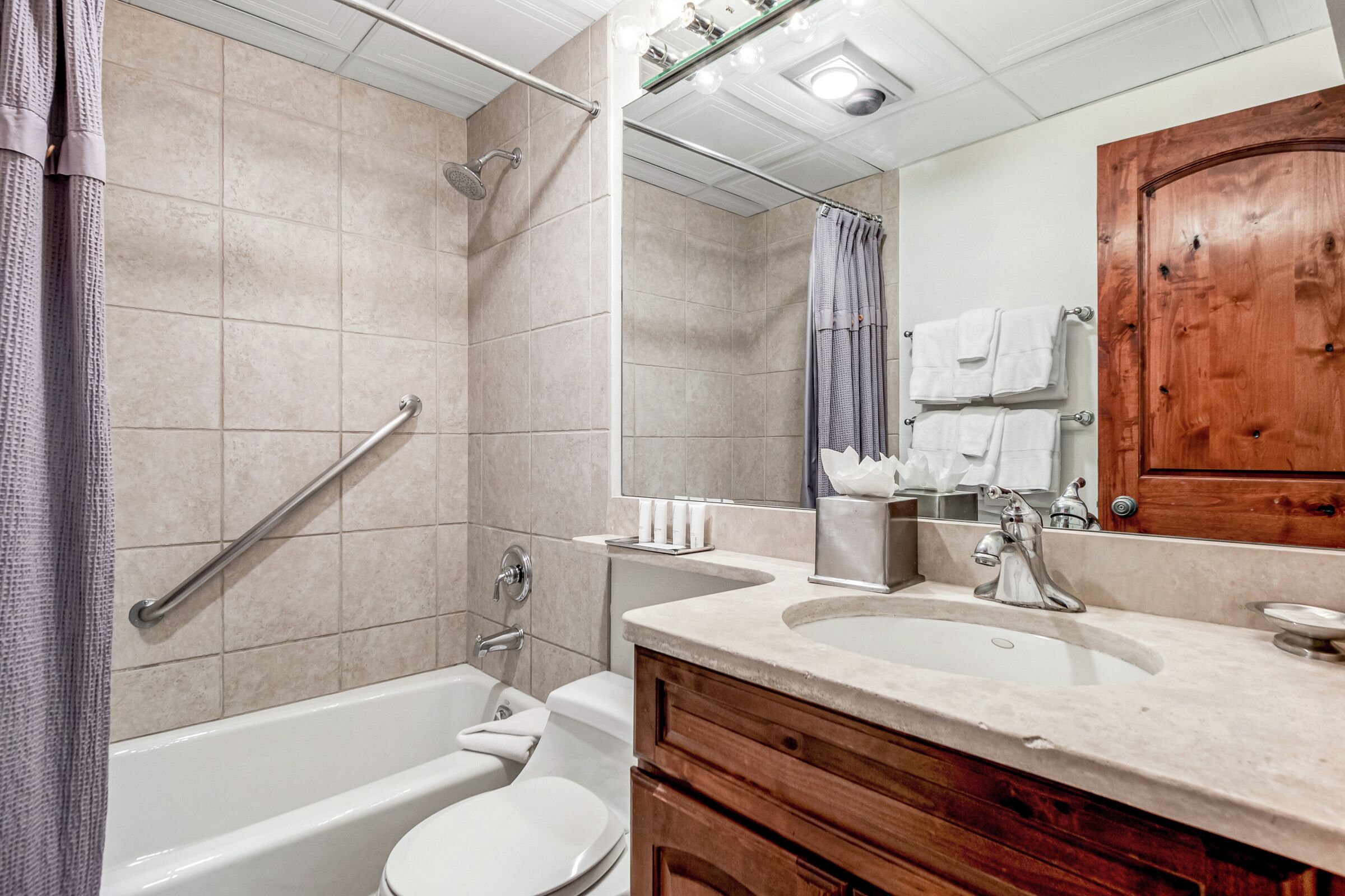 Two Queen Lodge Room Bathroom