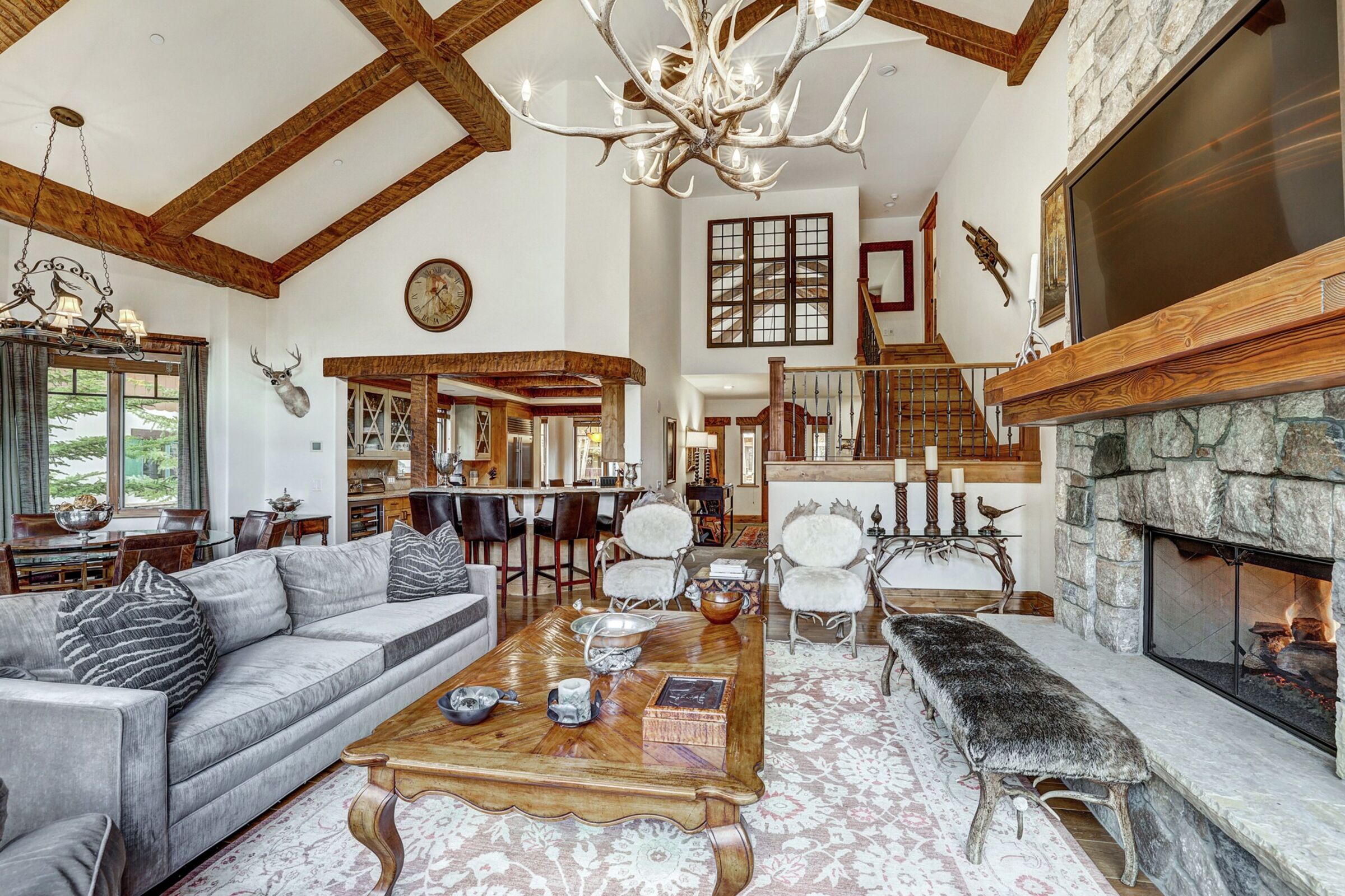 5 Bdrm HT Residence - Living Room