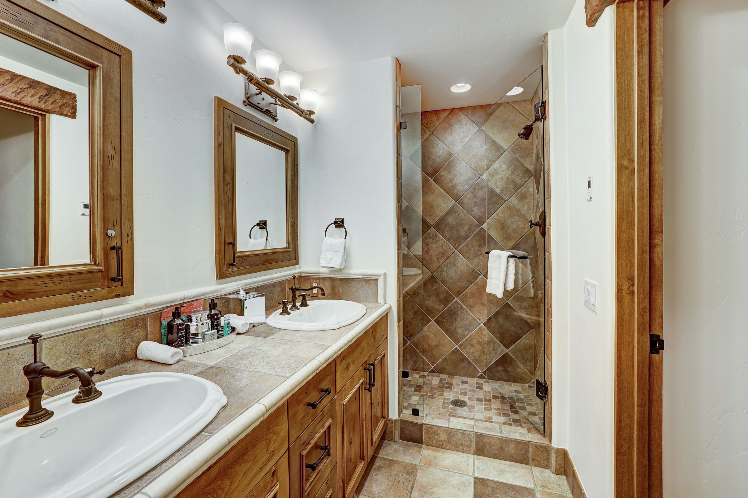 5 Bdrm HT Residence - Ensuite Bathroom
