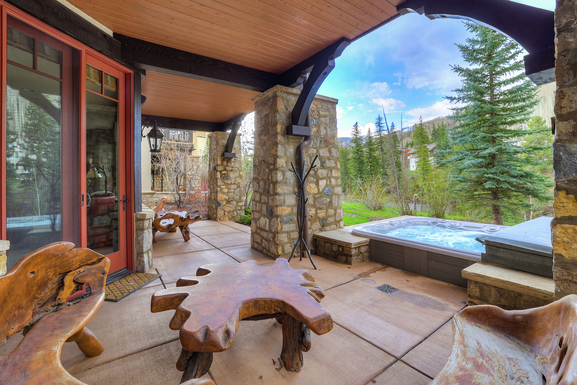5 Bdrm HT Residence - Patio with Hot Tub