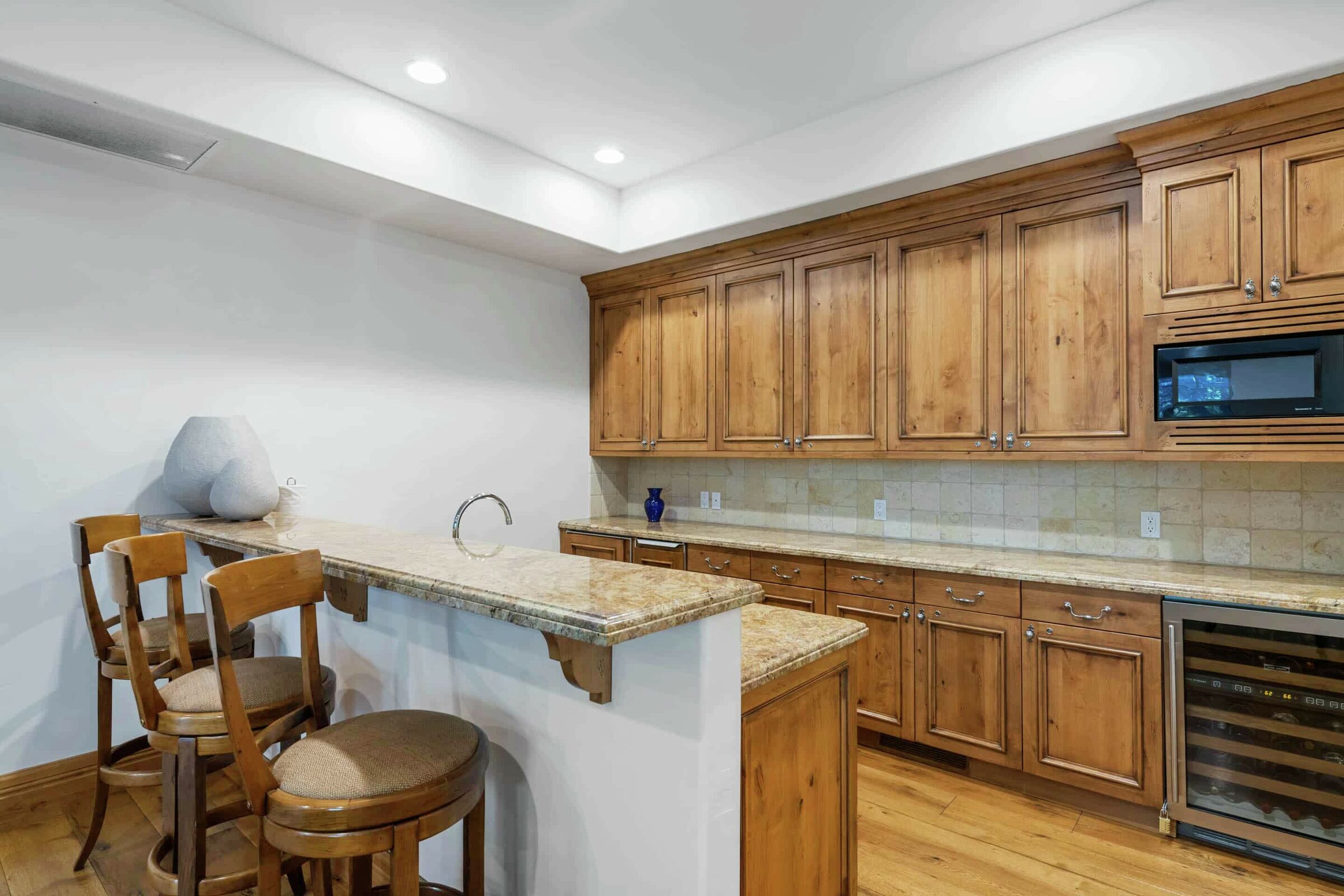 5 Bdrm HT Residence - Wet Bar