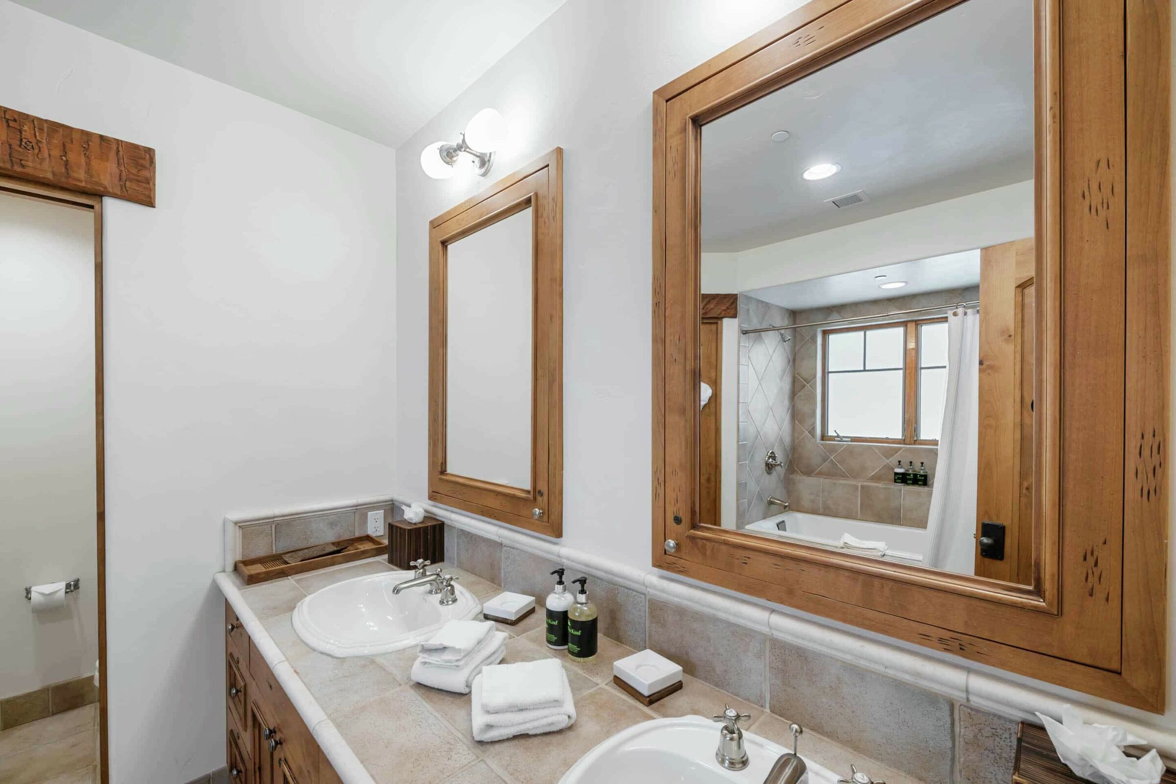 5 Bdrm HT Residence - Ensuite Bathroom