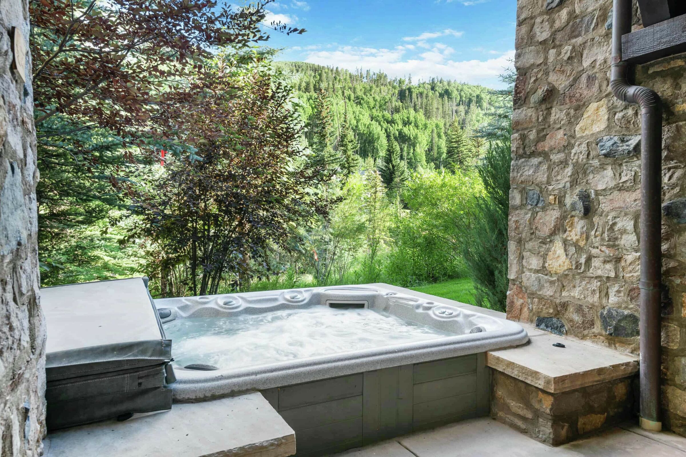 5 Bdrm HT Residence - Patio with Hot Tub