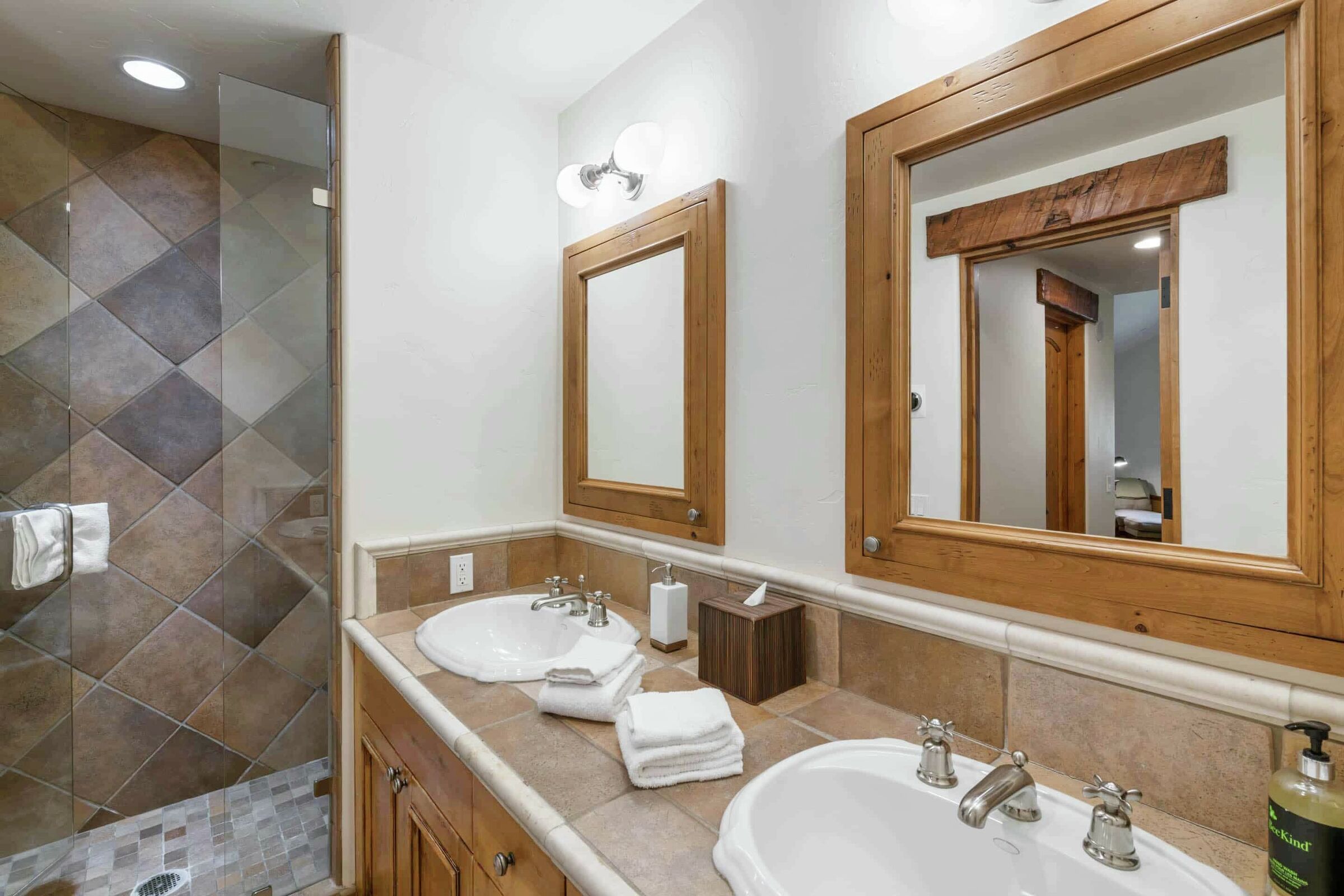5 Bdrm HT Residence - Ensuite Bathroom