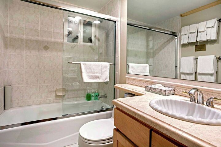 2 Bdrm 2 Bath Platinum (900 sq ft) - Bathroom