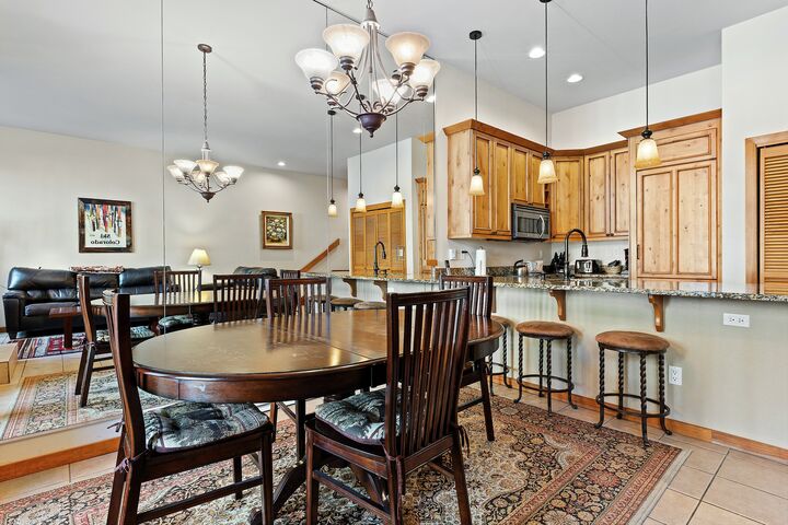 Dining Area & Kitchen
