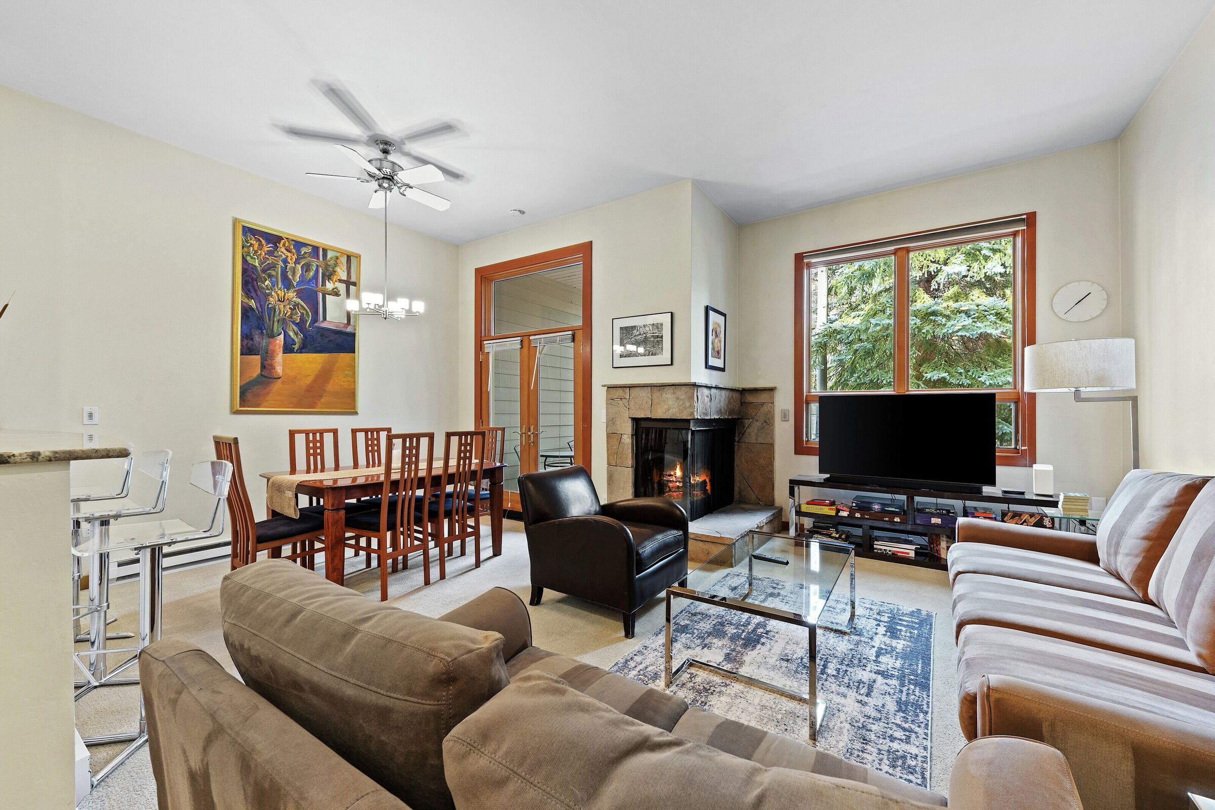Coldstream 33 - Living Area & Dining Area