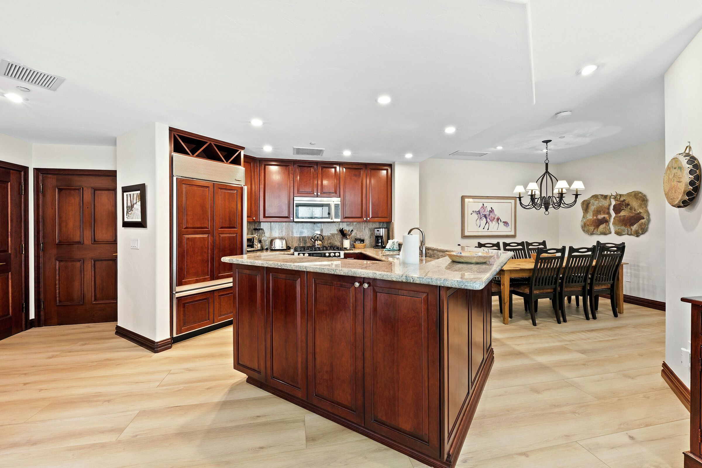 Liftside A51 - Kitchen & Dining Area
