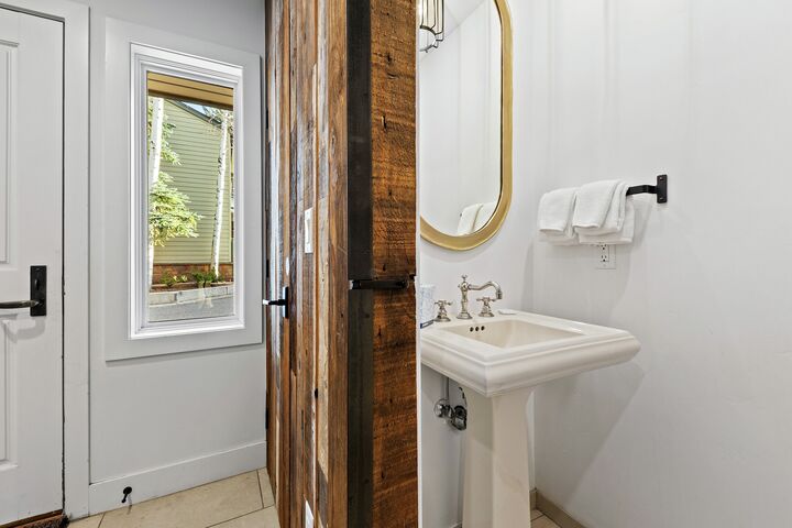 Coldstream 18 - Half Bathroom