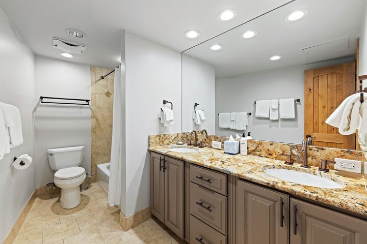 Penthouse 7 - Ensuite Bathroom