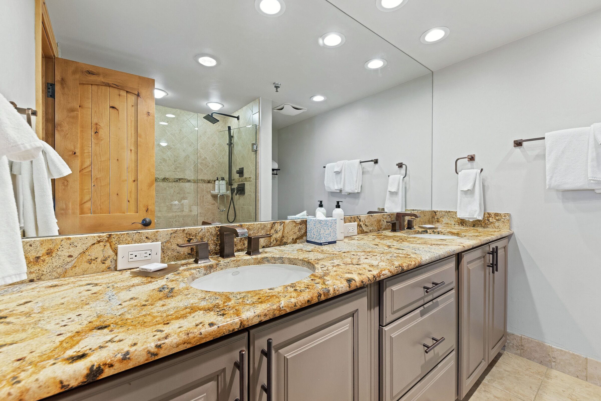 Penthouse 7 - Master Ensuite Bathroom