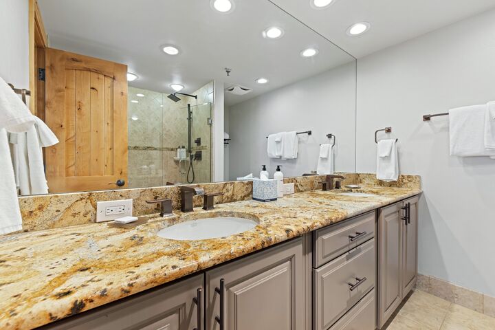 Penthouse 7 - Master Ensuite Bathroom