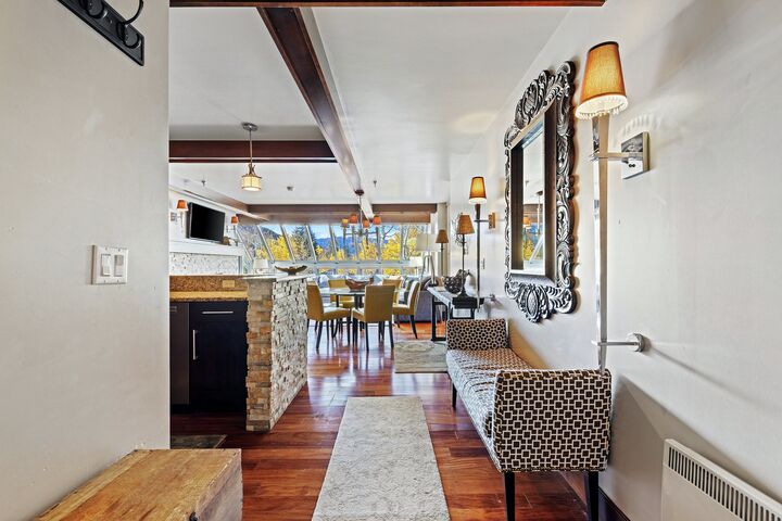 Penthouse 4 - Entryway