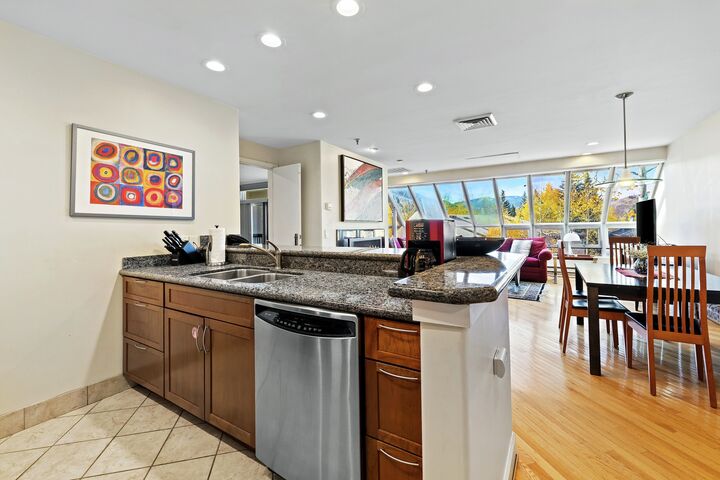 Penthouse 2 - Kitchen & Dining Area