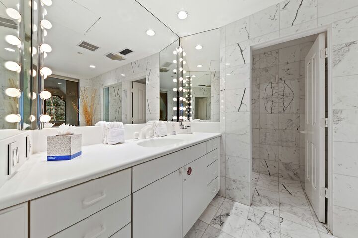 Liftside C52 - Master Ensuite Bathroom