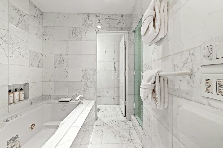 Liftside C52 - Ensuite Bathroom