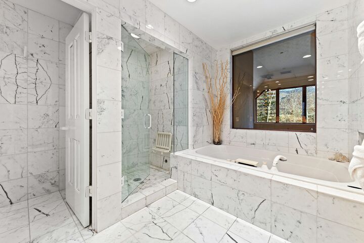 Liftside C52 - Master Ensuite Bathroom