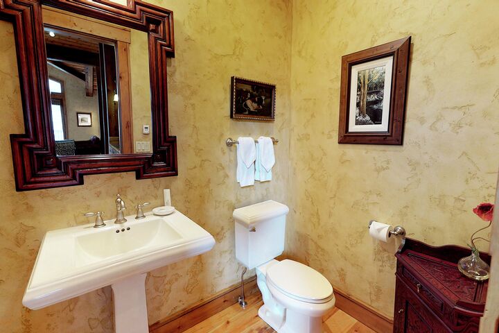 Redwood West - 4 Bdrm HT - Bathroom