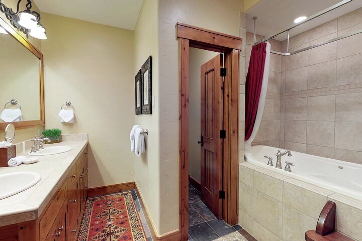 Redwood West - 4 Bdrm HT - Ensuite Bathroom