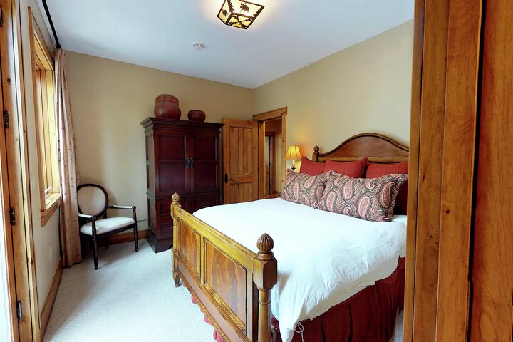 Redwood West - 4 Bdrm HT - Bedroom