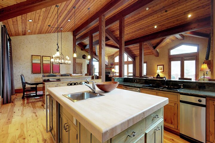 Redwood West - 4 Bdrm HT - Kitchen