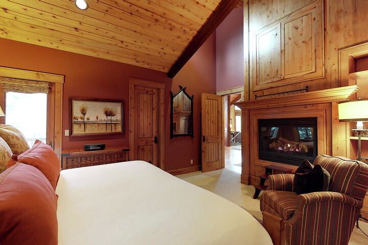 Redwood West - 4 Bdrm HT - Master Bedroom