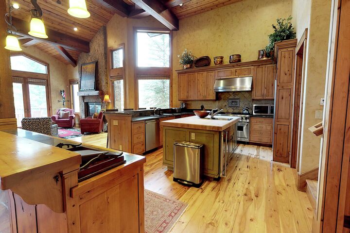 Redwood West - 4 Bdrm HT - Kitchen
